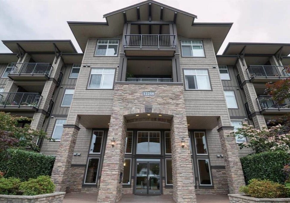 Your property deserves an exterior cleaning ally - and we’re here to fill those shoes! Clean County proudly serves HOAs, condos, and multi-unit properties in the area with comprehensive exterior cleaning solutions.